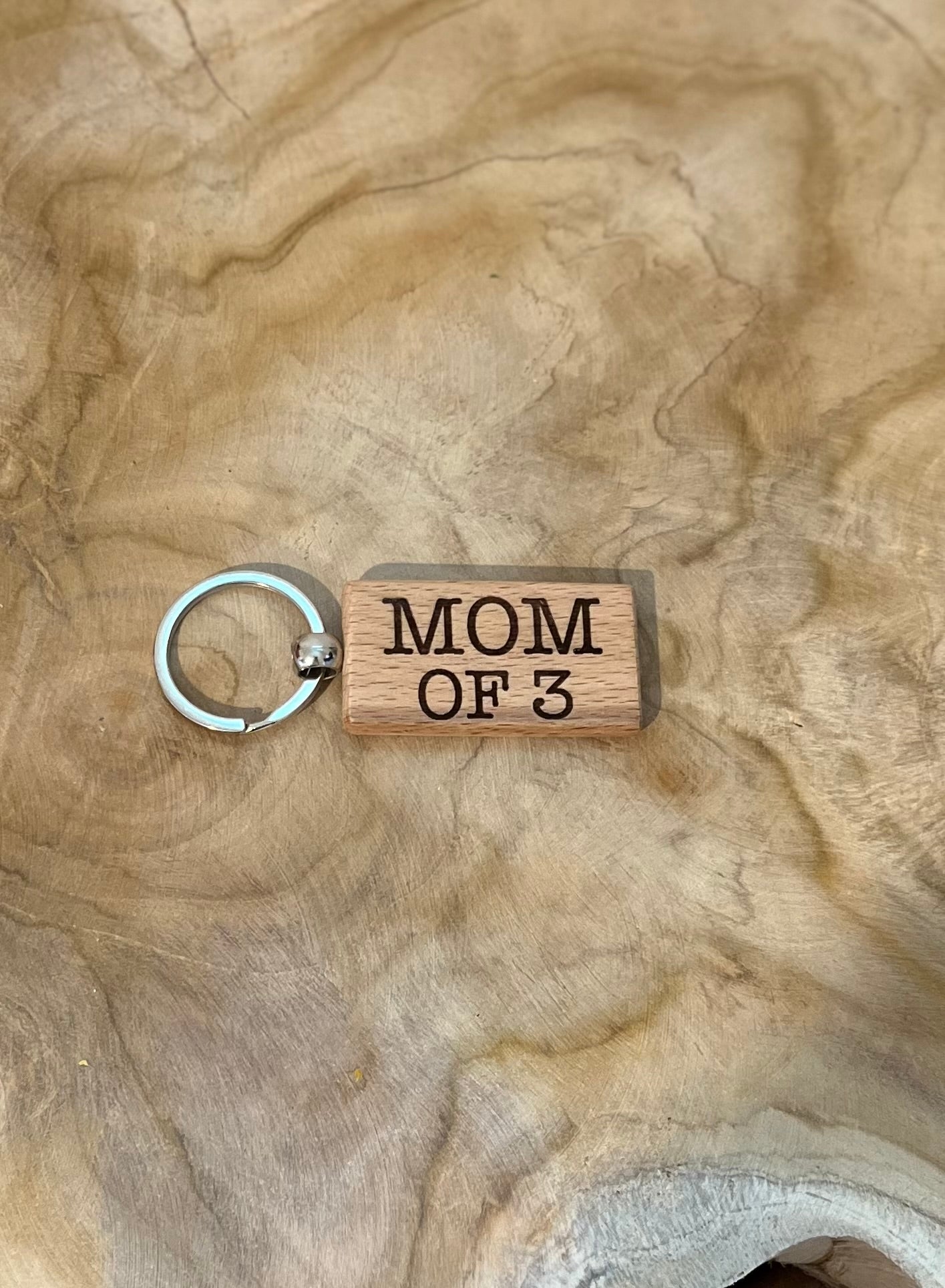 Porte-clef en bois Mom of 1/2/3 personnalisé