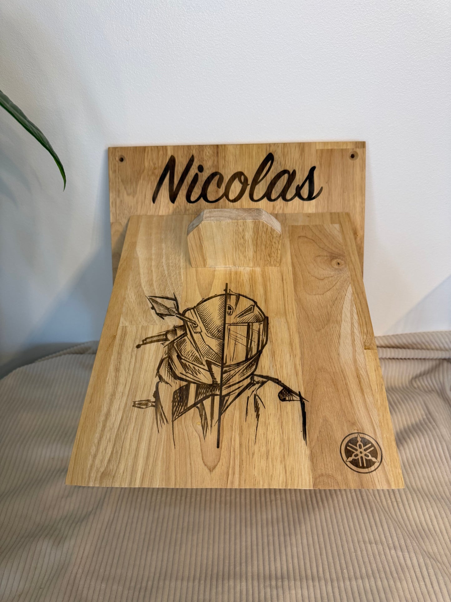 Support de casque moto personnalisé en bois