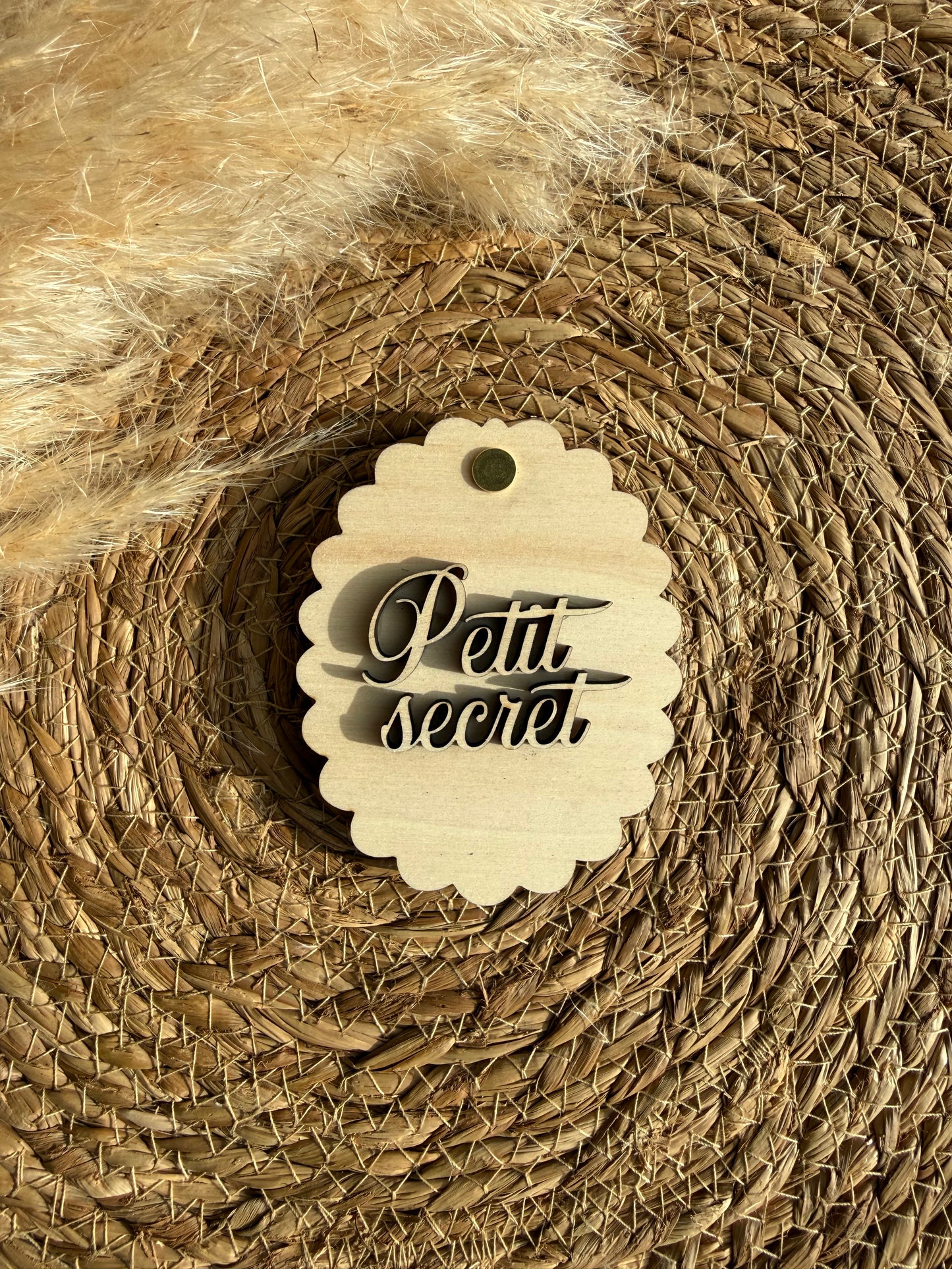 annonce de grossesse avec un objet en bois au message caché, idéal pour créer une belle surprise.