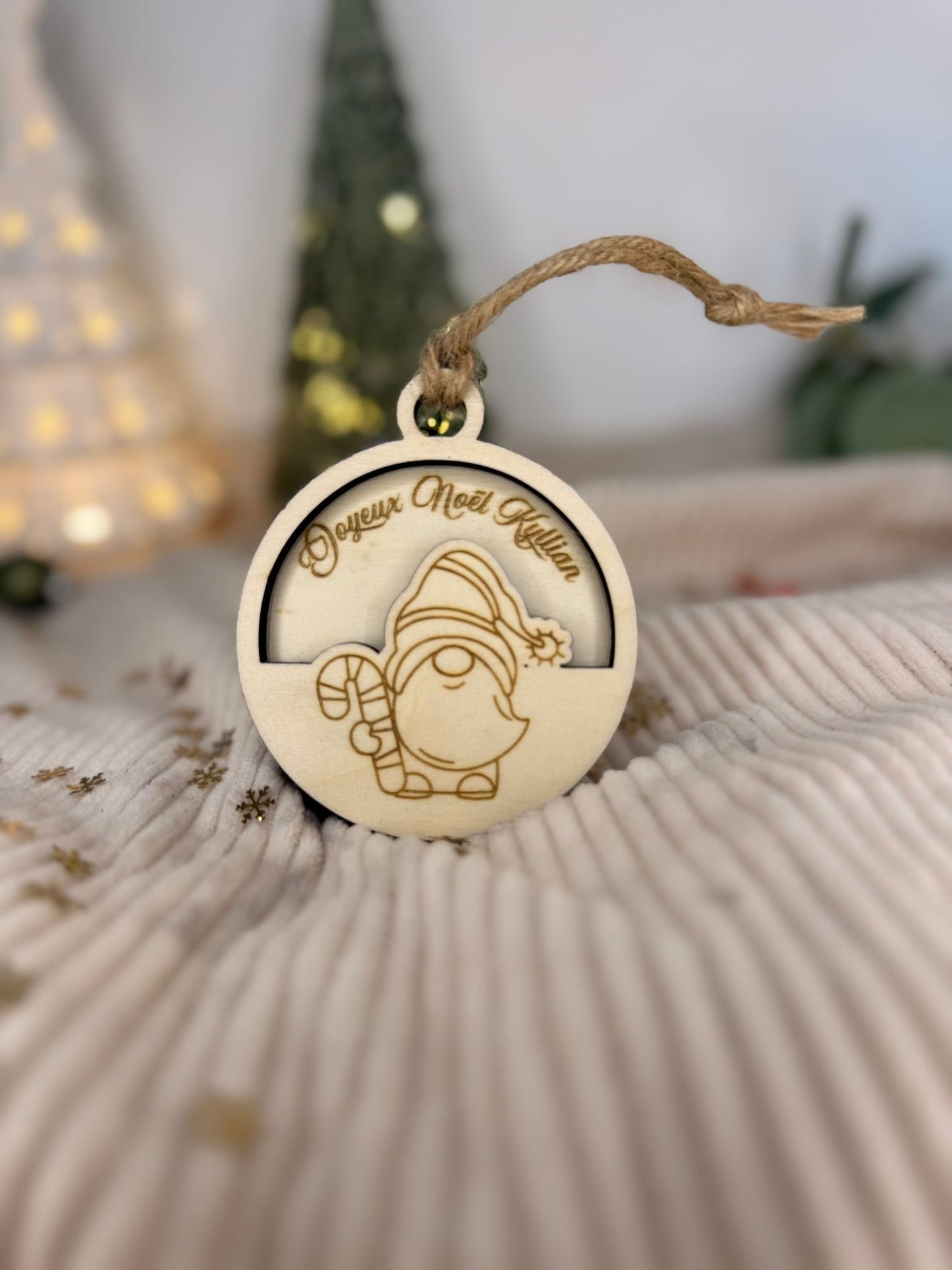 Découvrez notre magnifique Boule de Noel personnalisable en bois en forme de lutin