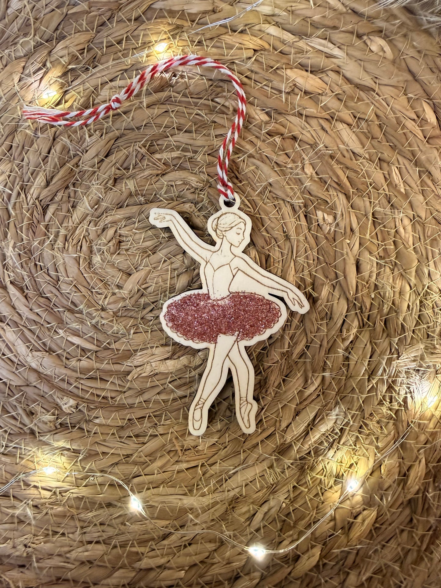 Boule de Noël personnalisable en bois, forme danseuse, gravée avec prénom, création artisanale française