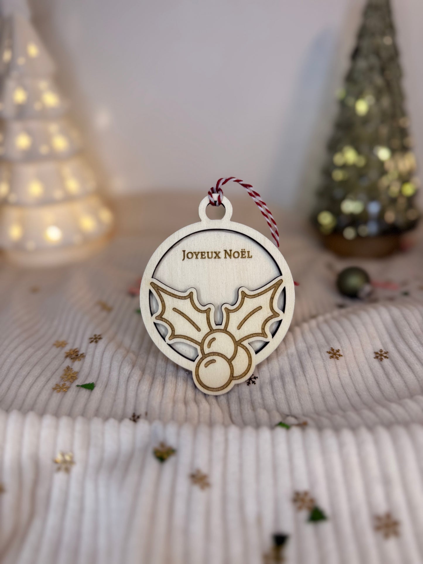 Boule de Noël personnalisée en bois gravée au prénom d’un enfant, fabrication artisanale française