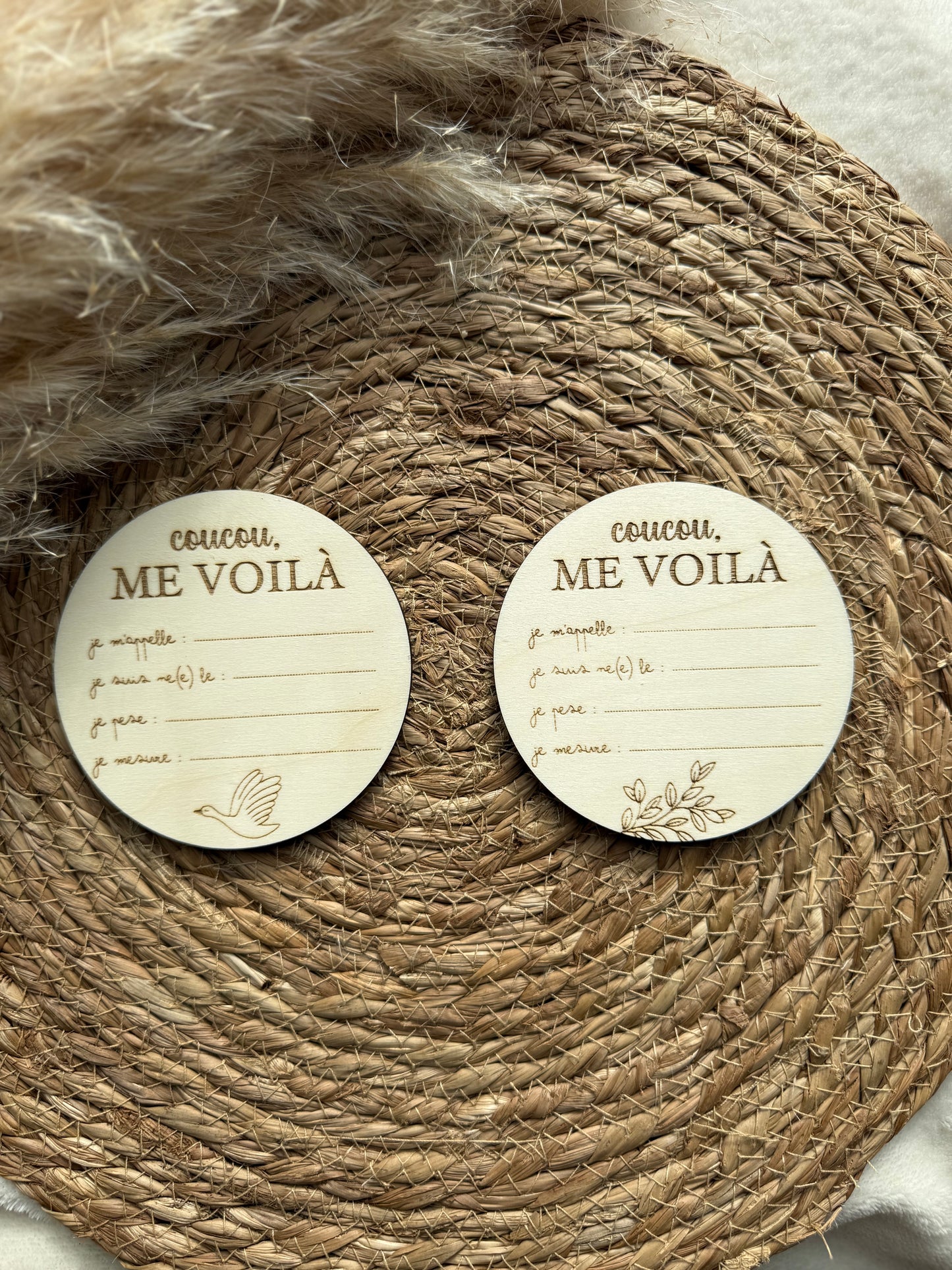 Carte de naissance gravée en bois avec le prénom du bébé, sa date de naissance, son poids et sa taille.