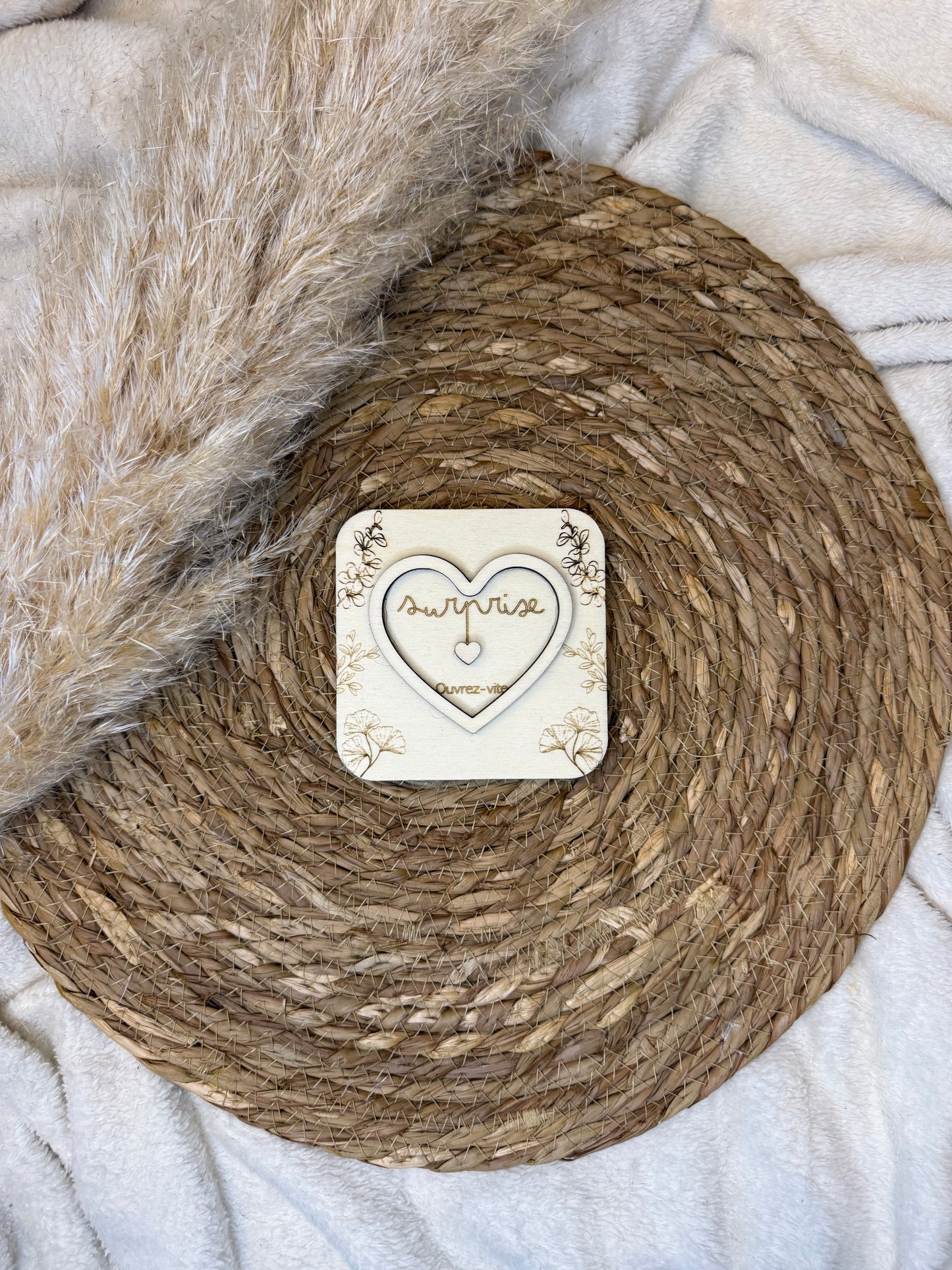 Découvrez notre carte message caché en bois, une manière originale de faire passer un message ou faire découvrir une naissance