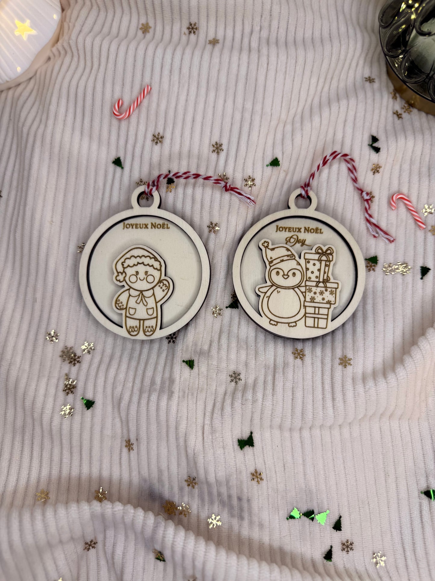 Voici un ensemble de Boule de Noël personnalisées en bois forme ronde, ruban rouge, prénom gravé.