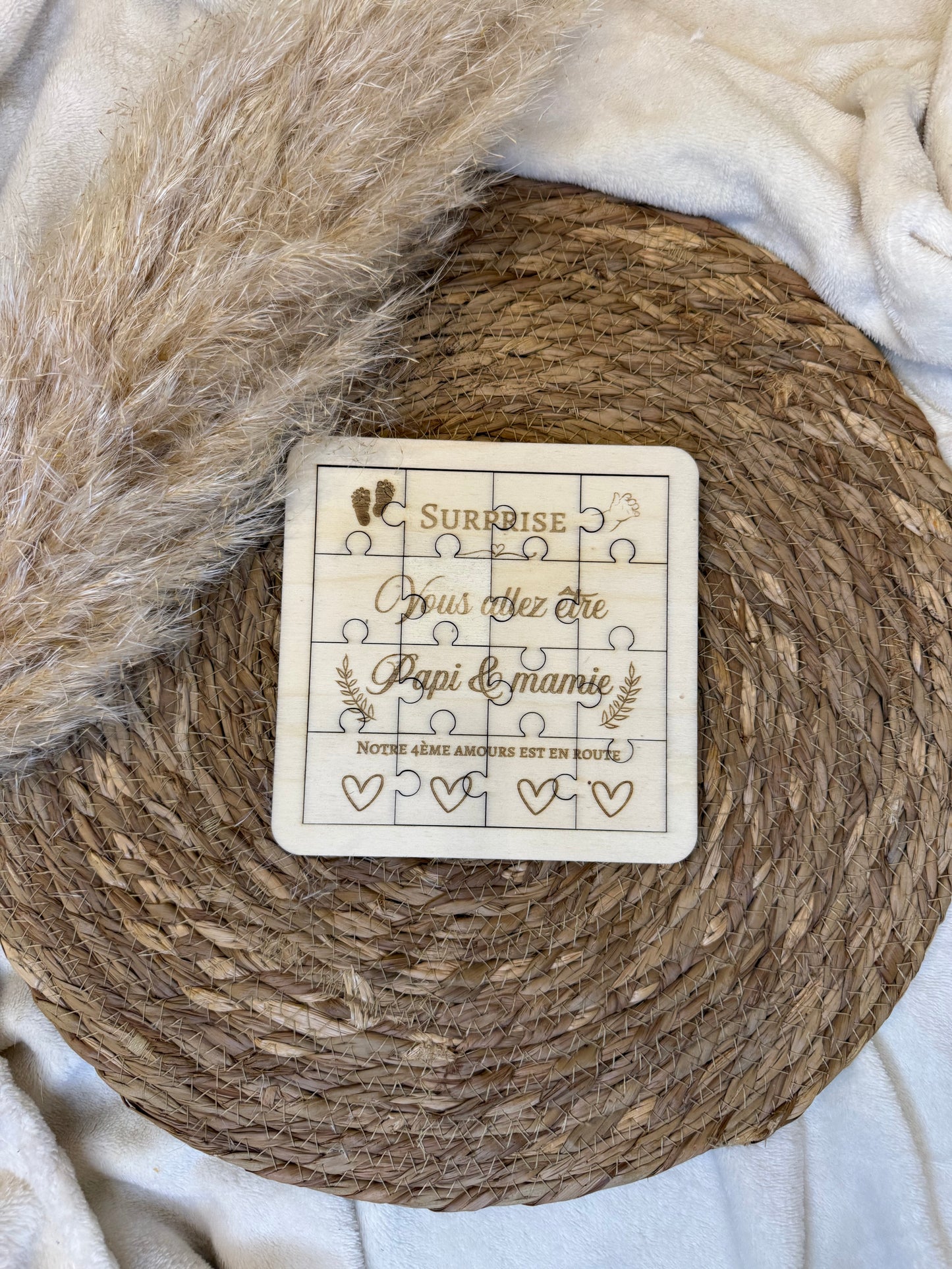 Puzzle surprise en bois avec un message gravé à découvrir en l’assemblant, parfait pour une annonce familiale ou un moment émotion.