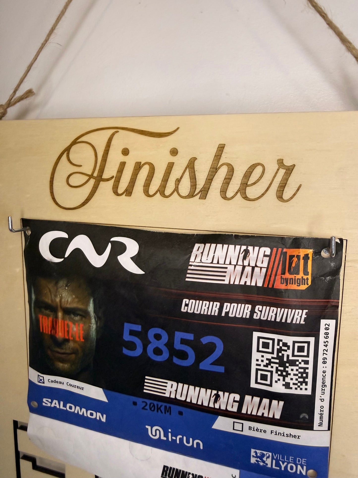 Support mural en bois pour médailles de running, personnalisable avec prénom, date ou citation motivante.