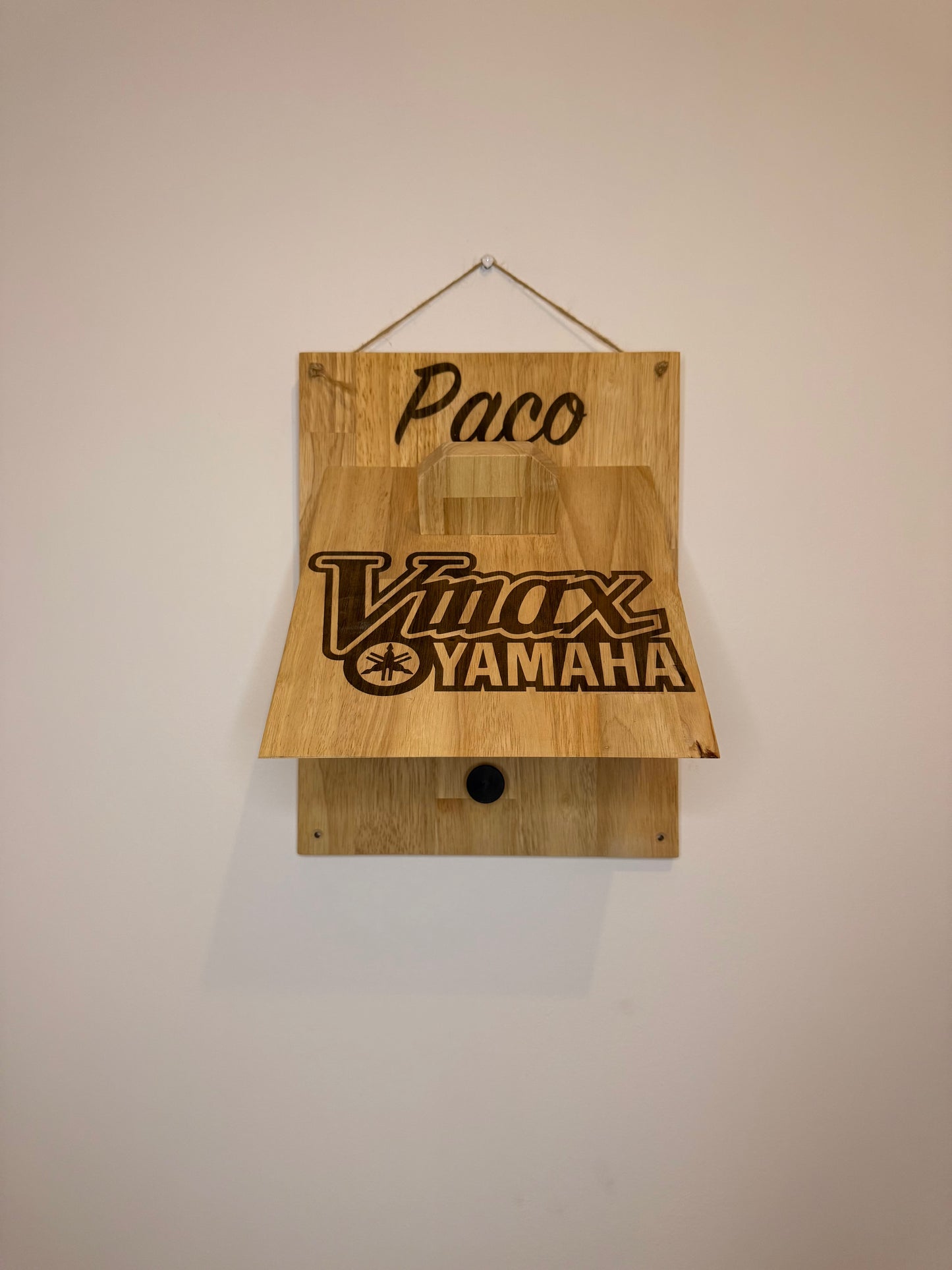 Support de casque moto personnalisé en bois