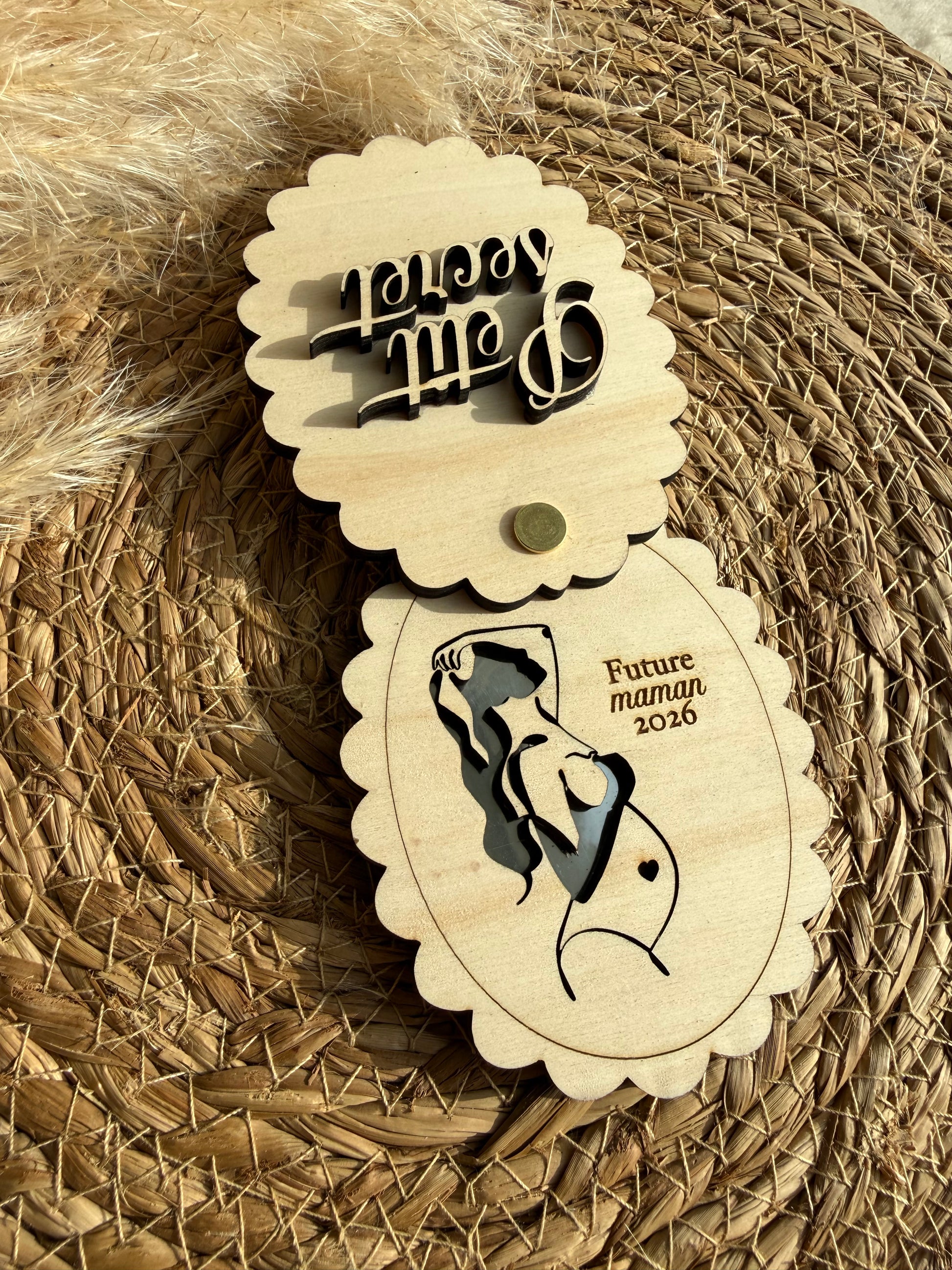 Objet en bois gravé délicatement, renfermant un message caché à l’intérieur pour une annonce surprise de bébé.