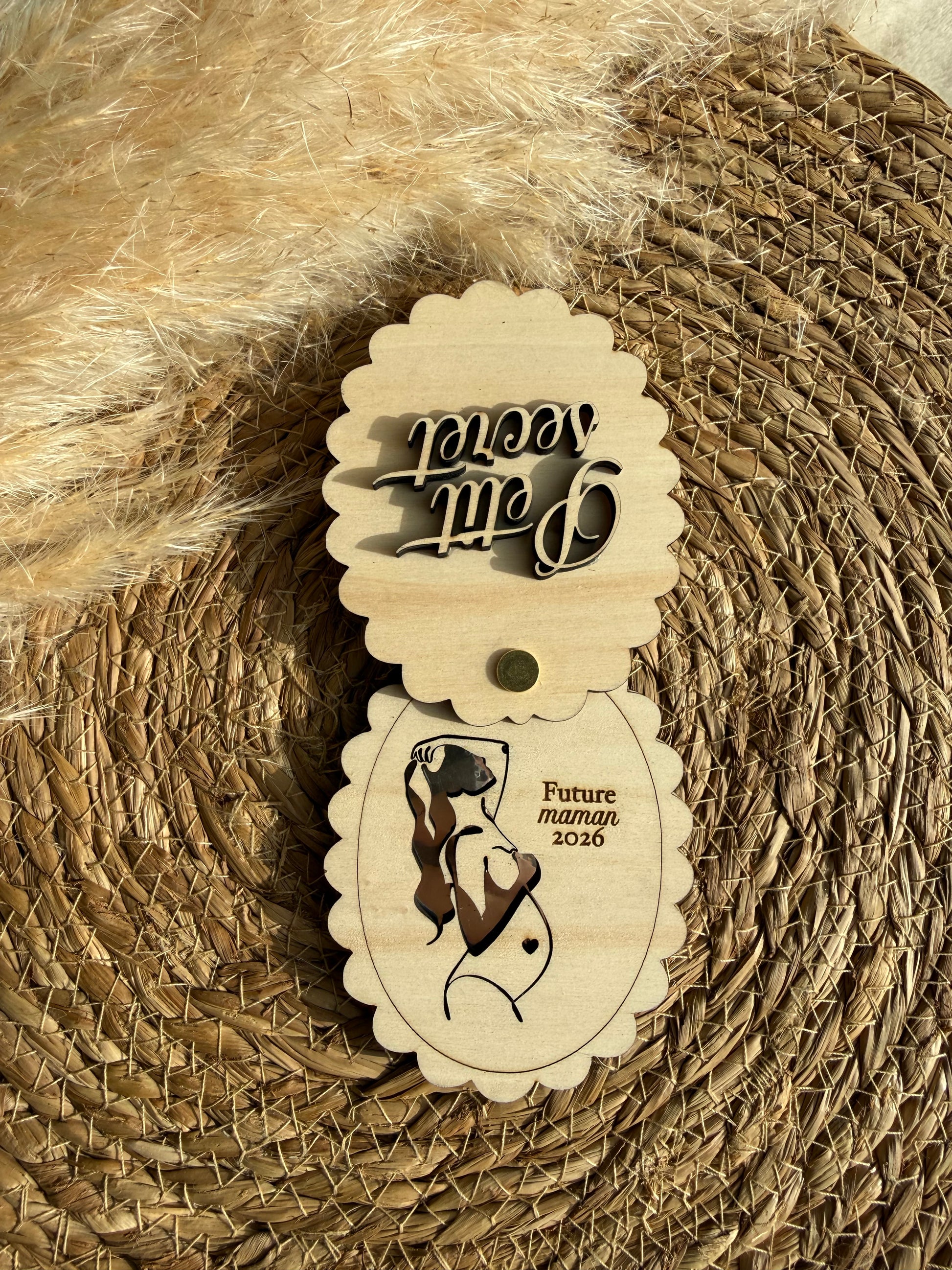 Petit objet en bois ouvert laissant apparaître le message « Tu vas être papa » ou « Vous allez être grands-parents », gravé avec amour.