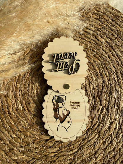 Petit objet en bois ouvert laissant apparaître le message « Tu vas être papa » ou « Vous allez être grands-parents », gravé avec amour.