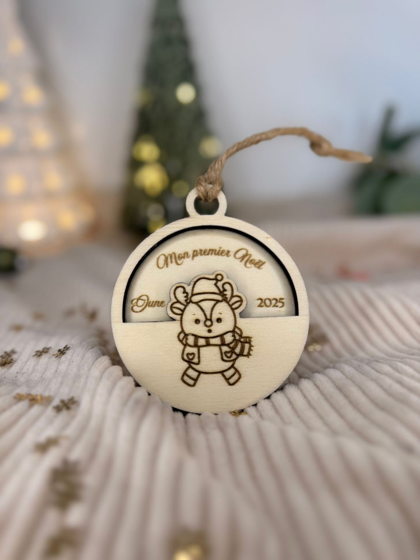 Découvrez notre magnifique Boule de Noel personnalisable en bois en forme de renne