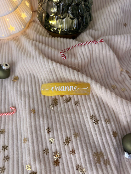 oule de Noël en acrylique personnalisée avec plusieurs prénoms, idéale pour représenter toute la famille sur le sapin.