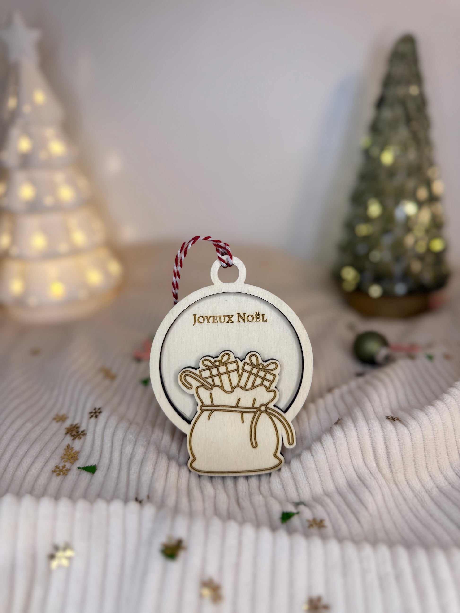 Boule de Noël personnalisée en bois gravée au prénom d’un enfant, fabrication artisanale française