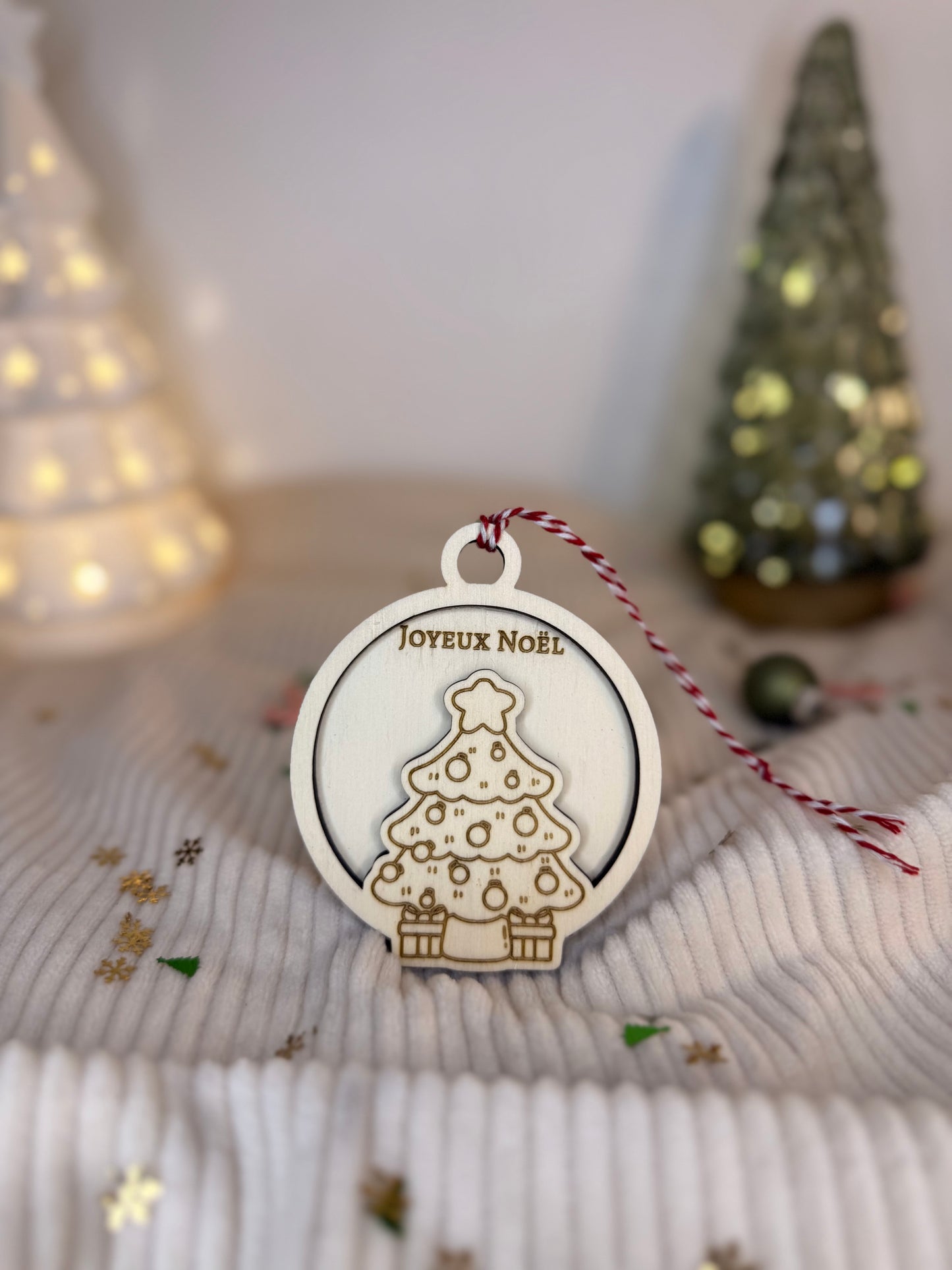 Boule de Noël personnalisée en bois avec sapin de Noël, fabrication artisanale française