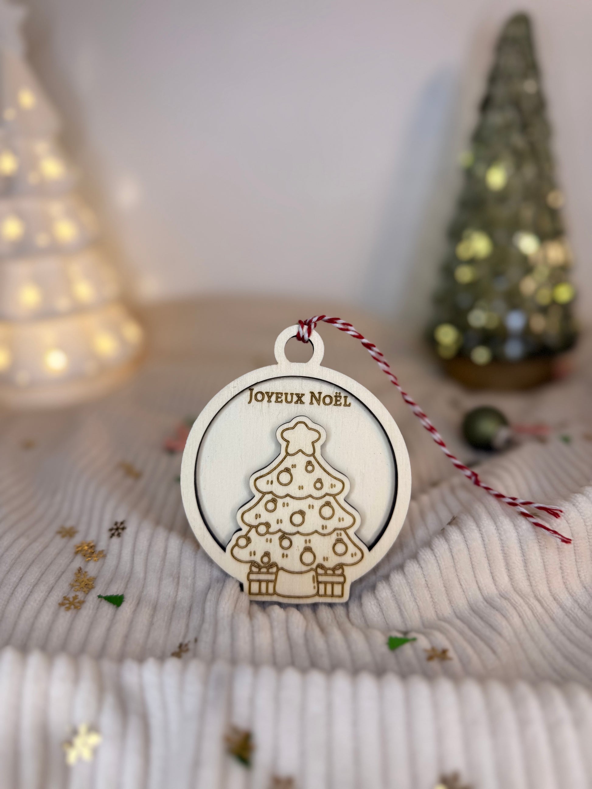 Boule de Noël personnalisée en bois avec sapin de Noël, fabrication artisanale française