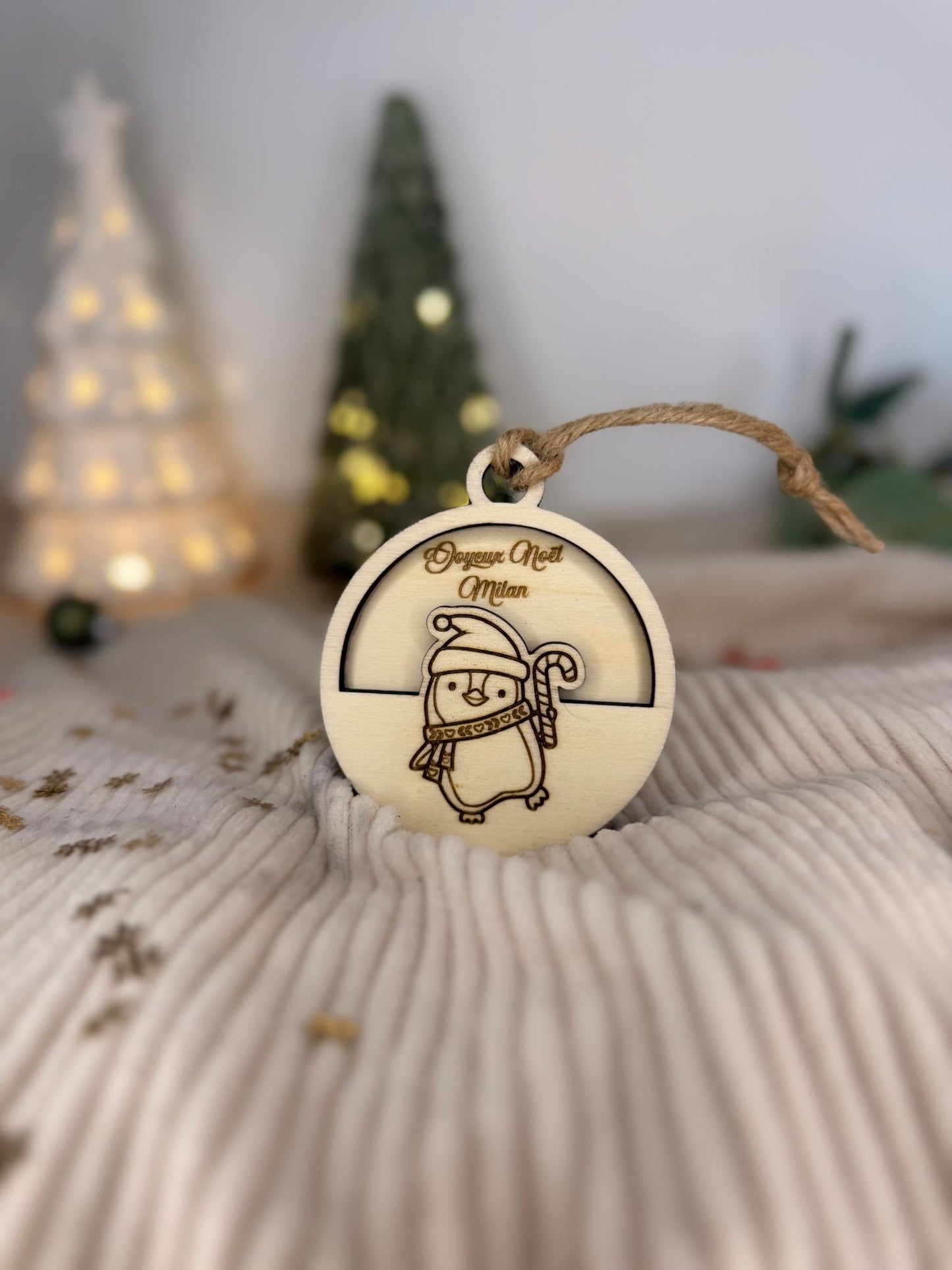 Découvrez notre magnifique Boule de Noel personnalisable en bois en forme de pingouin