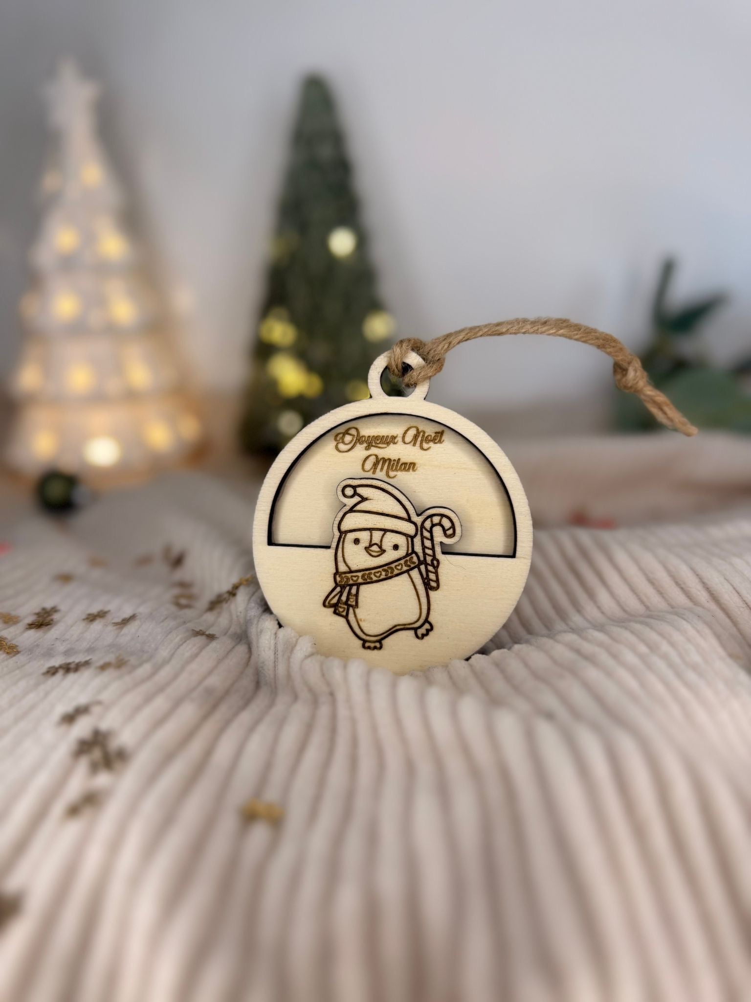 Découvrez notre magnifique Boule de Noel personnalisable en bois en forme de pingouin