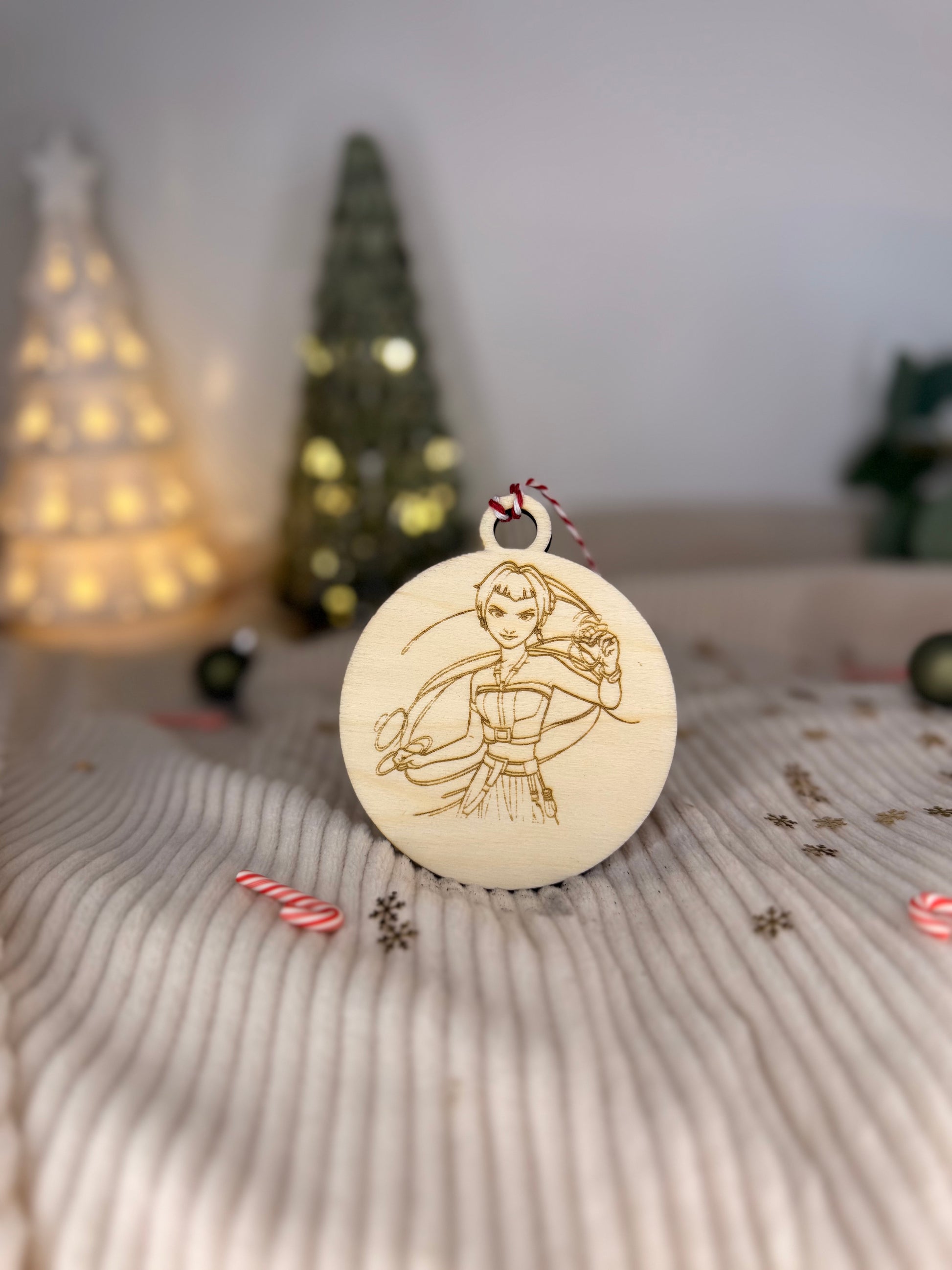 boules de Noël en bois personnalisées sur le thème K-pop, parfaites pour décorer le sapin avec les noms de ses idoles préférées.