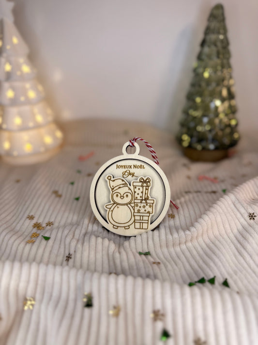 Boule de Noël personnalisée en bois forme ronde, ruban rouge et blanc, prénom gravé.