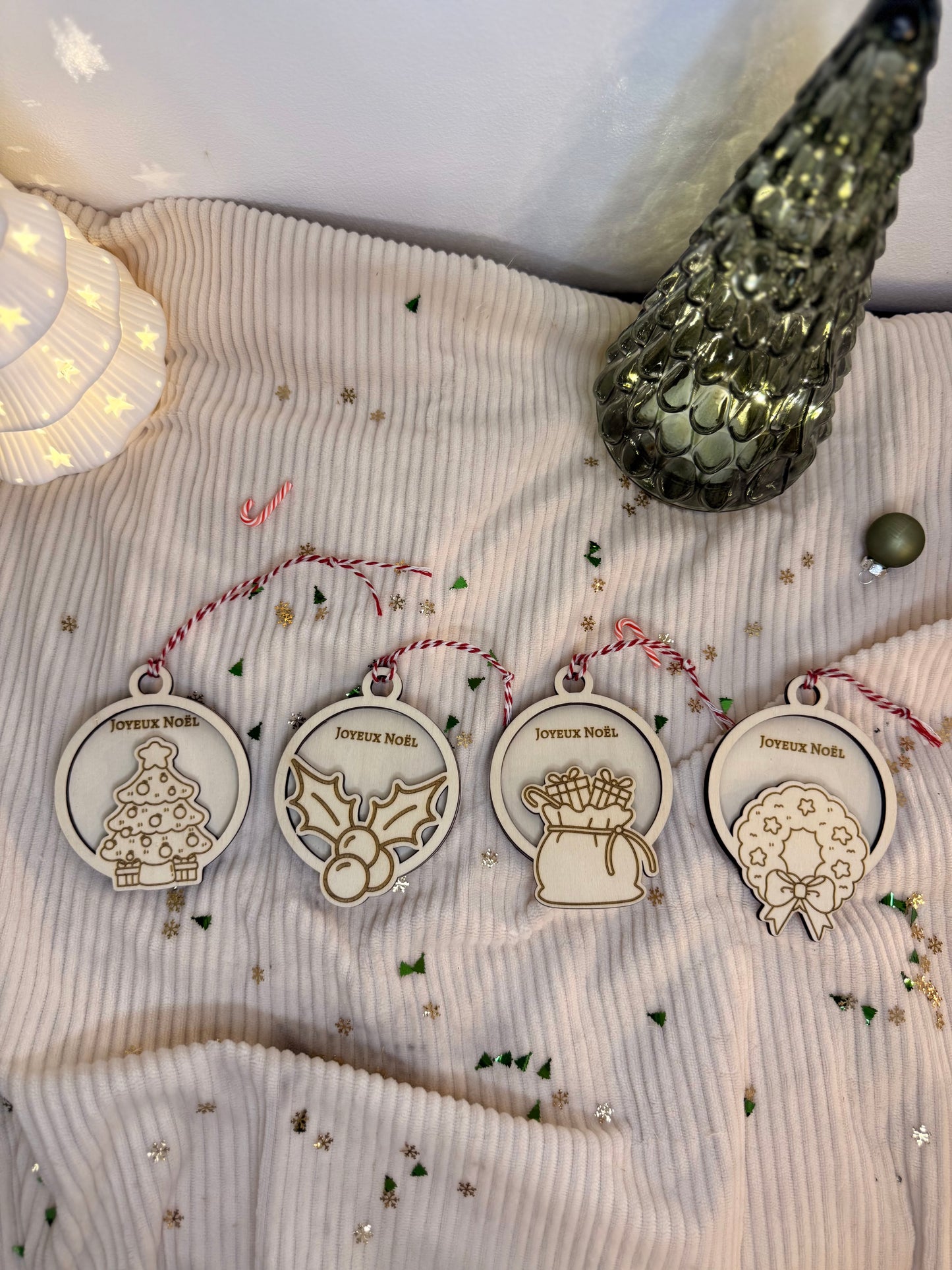 Boule de Noël personnalisée en bois gravée au prénom d’un enfant, fabrication artisanale française.