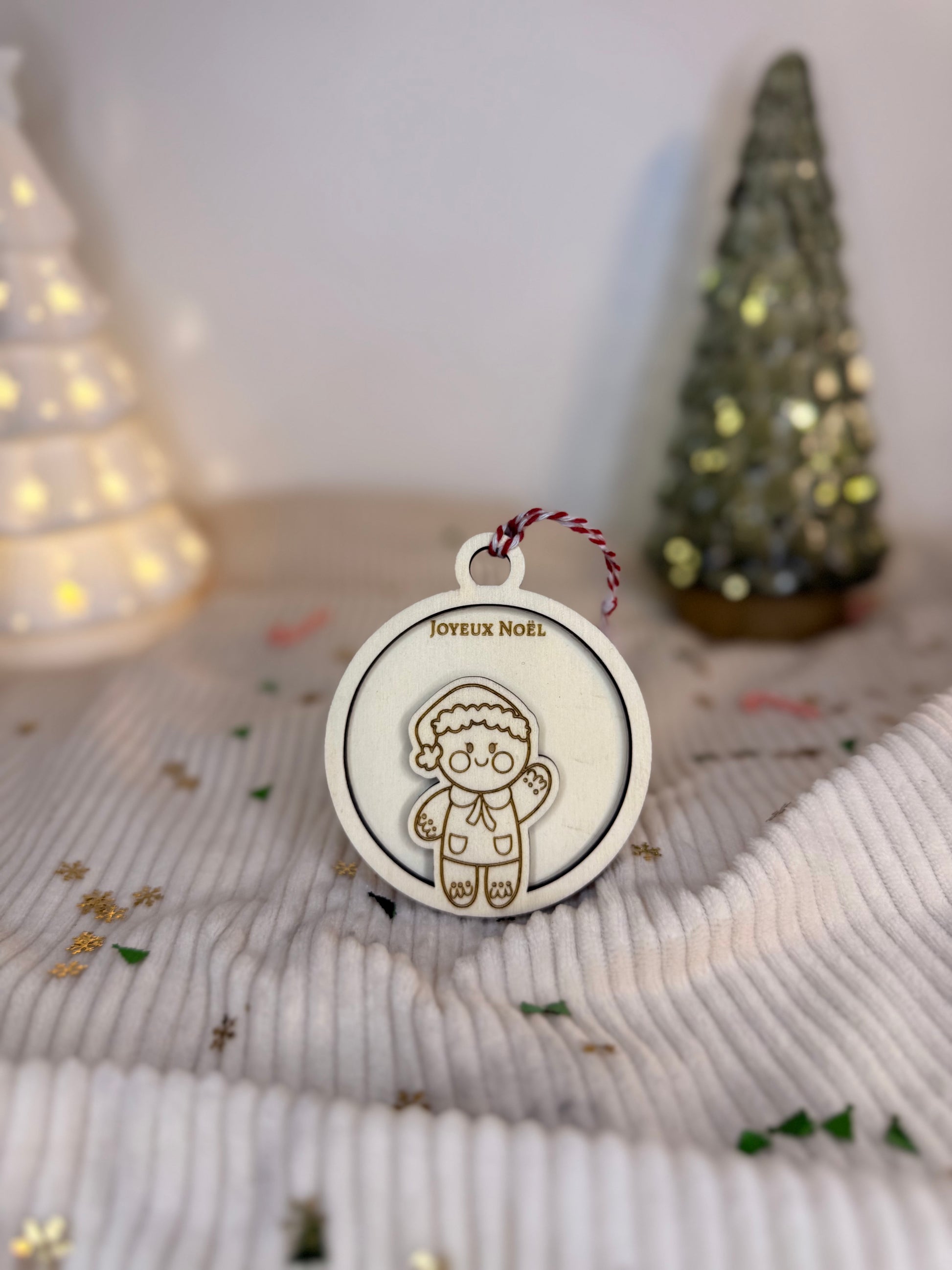 Boule de Noël personnalisée en bois forme ronde avec une image pain d'épice et prénom gravé