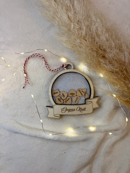 Boule de Noël bois gravée avec cœurs et prénoms, parfait pour un souvenir familial unique