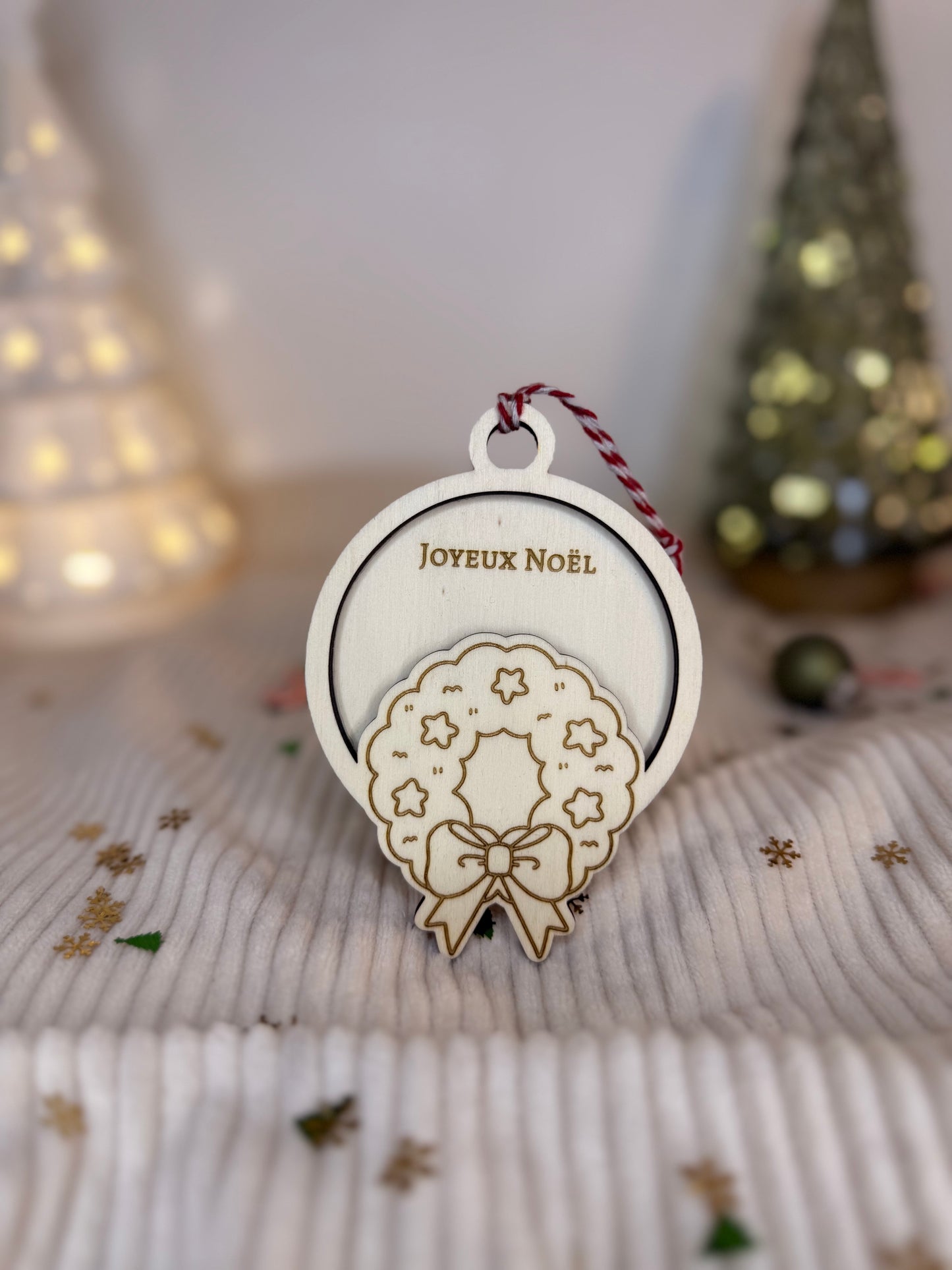 Boule de Noël personnalisée en bois gravée au prénom d’un enfant, fabrication artisanale française