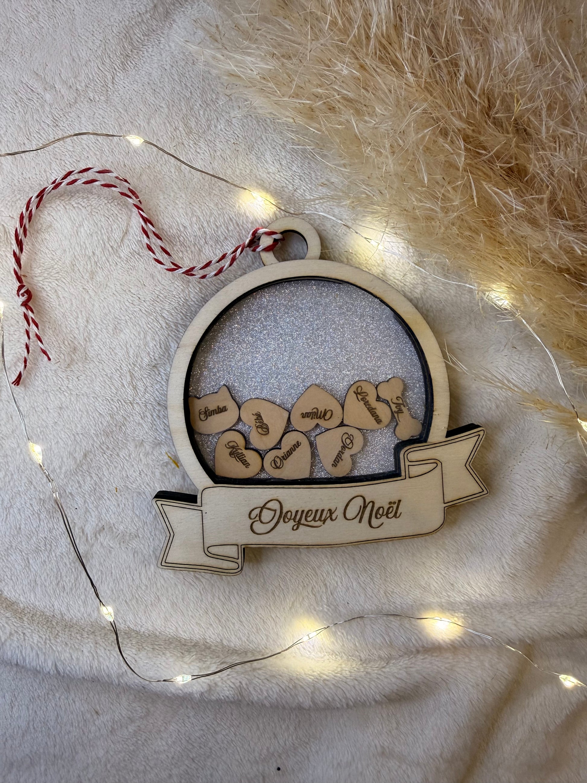 Boule de Noël en bois avec cœurs et prénoms de la famille, cadeau original et souvenir artisanal fait main