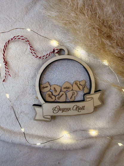 Boule de Noël en bois avec cœurs et prénoms de la famille, cadeau original et souvenir artisanal fait main