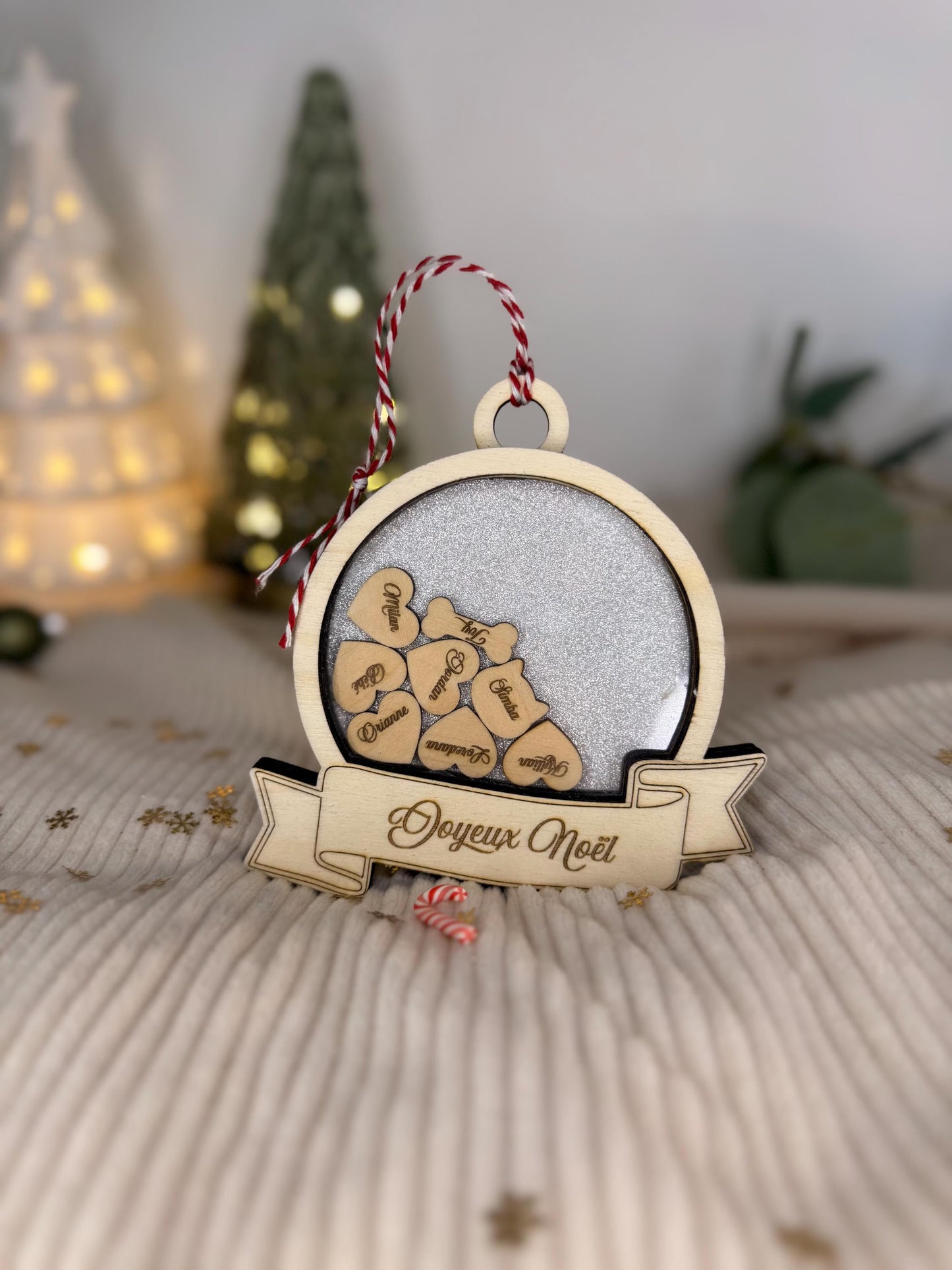 Boule de Noël en bois personnalisée avec cœurs gravés au prénom de chaque membre de la famille, décoration artisanale