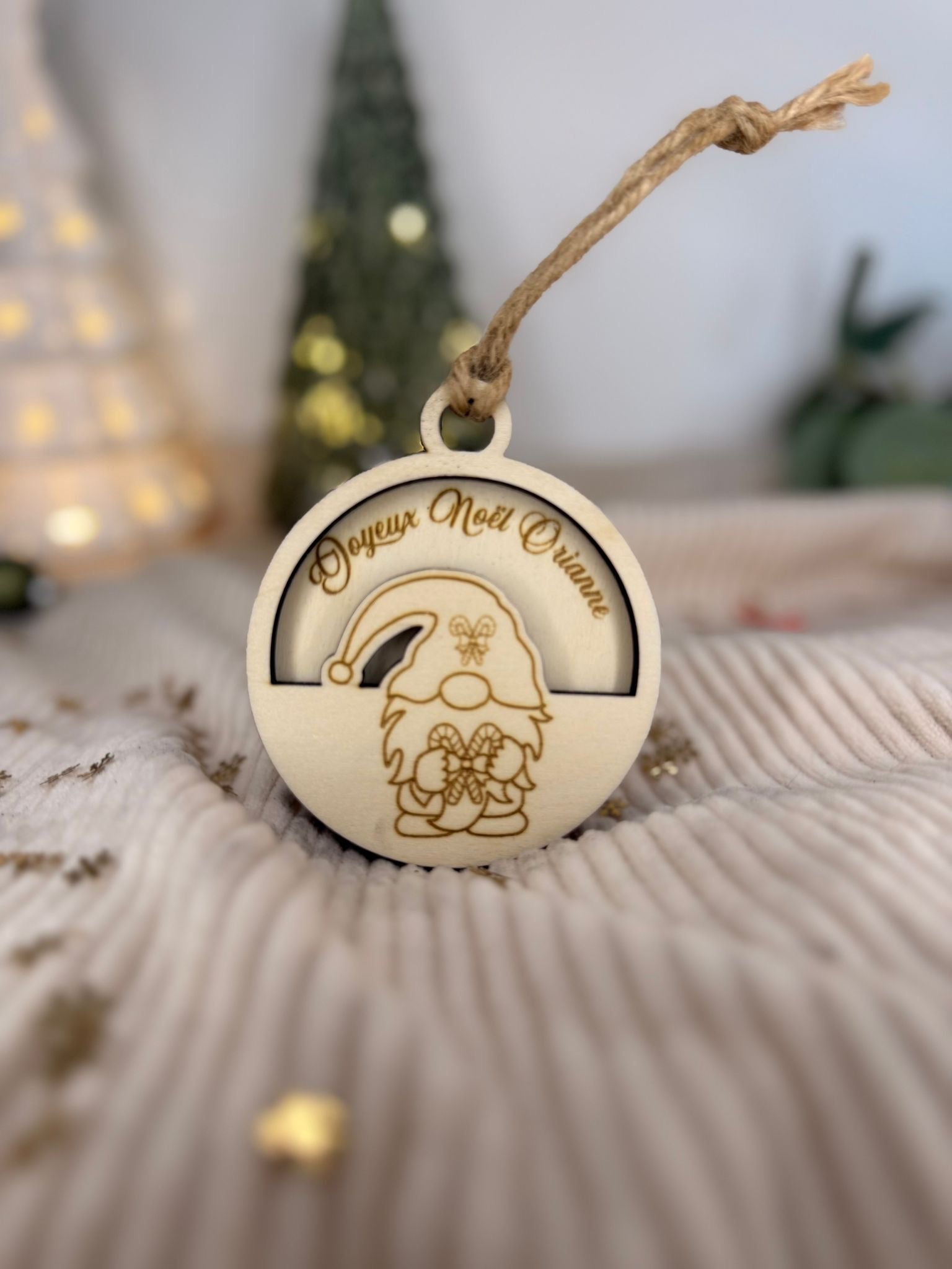 Découvrez notre magnifique Boule de Noel personnalisable en bois en forme de lutin