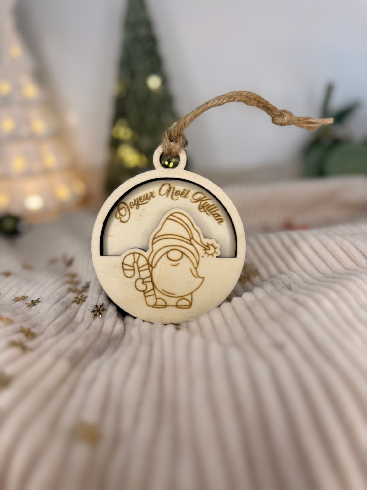 Découvrez notre magnifique Boule de Noel personnalisable en bois en forme de lutin