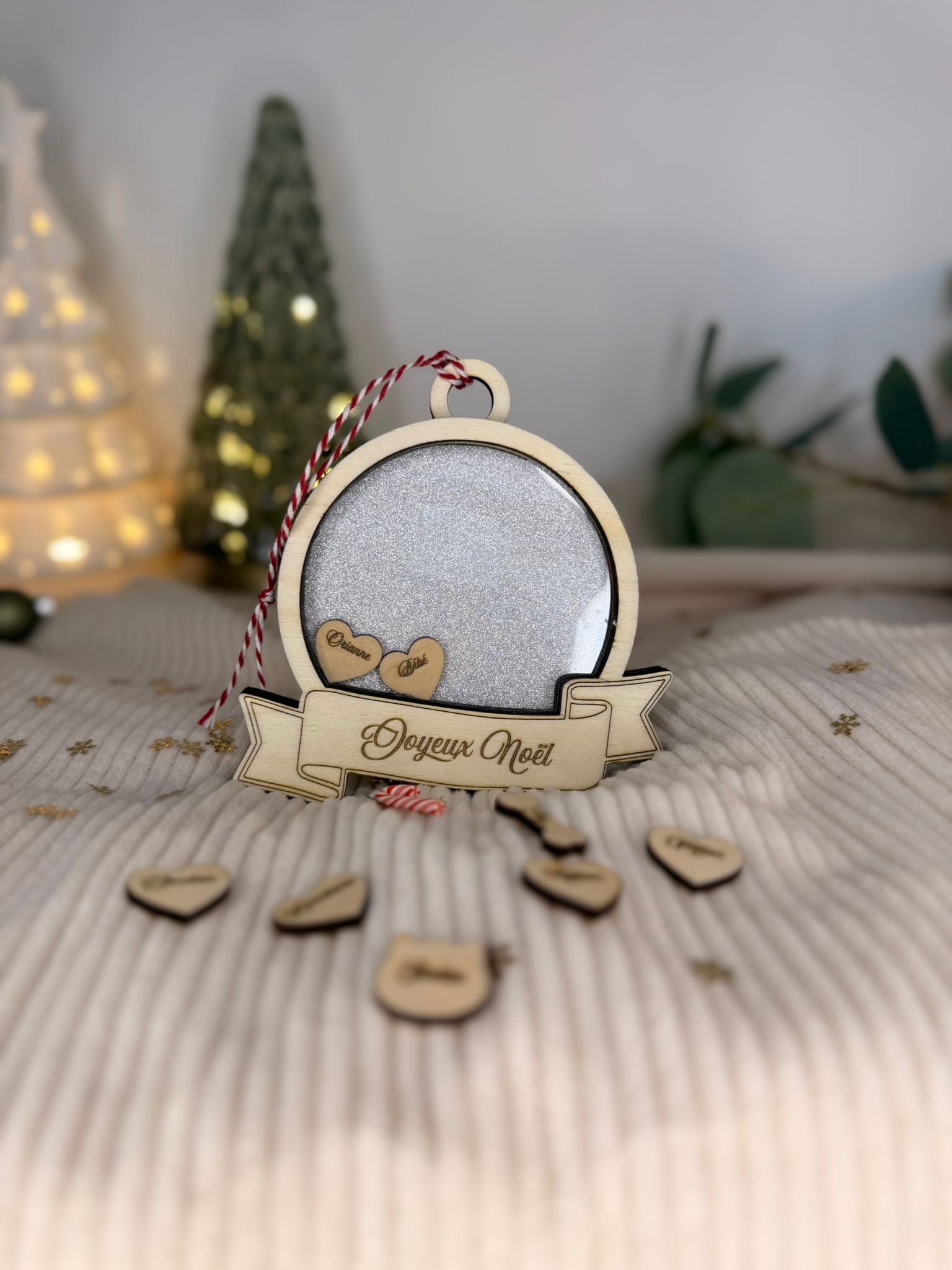 Boule de Noël personnalisable en bois, gravure cœurs et prénoms à rajouter, idée cadeau familial original