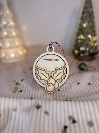 Boule de Noël personnalisée en bois gravée au prénom d’un enfant, fabrication artisanale française