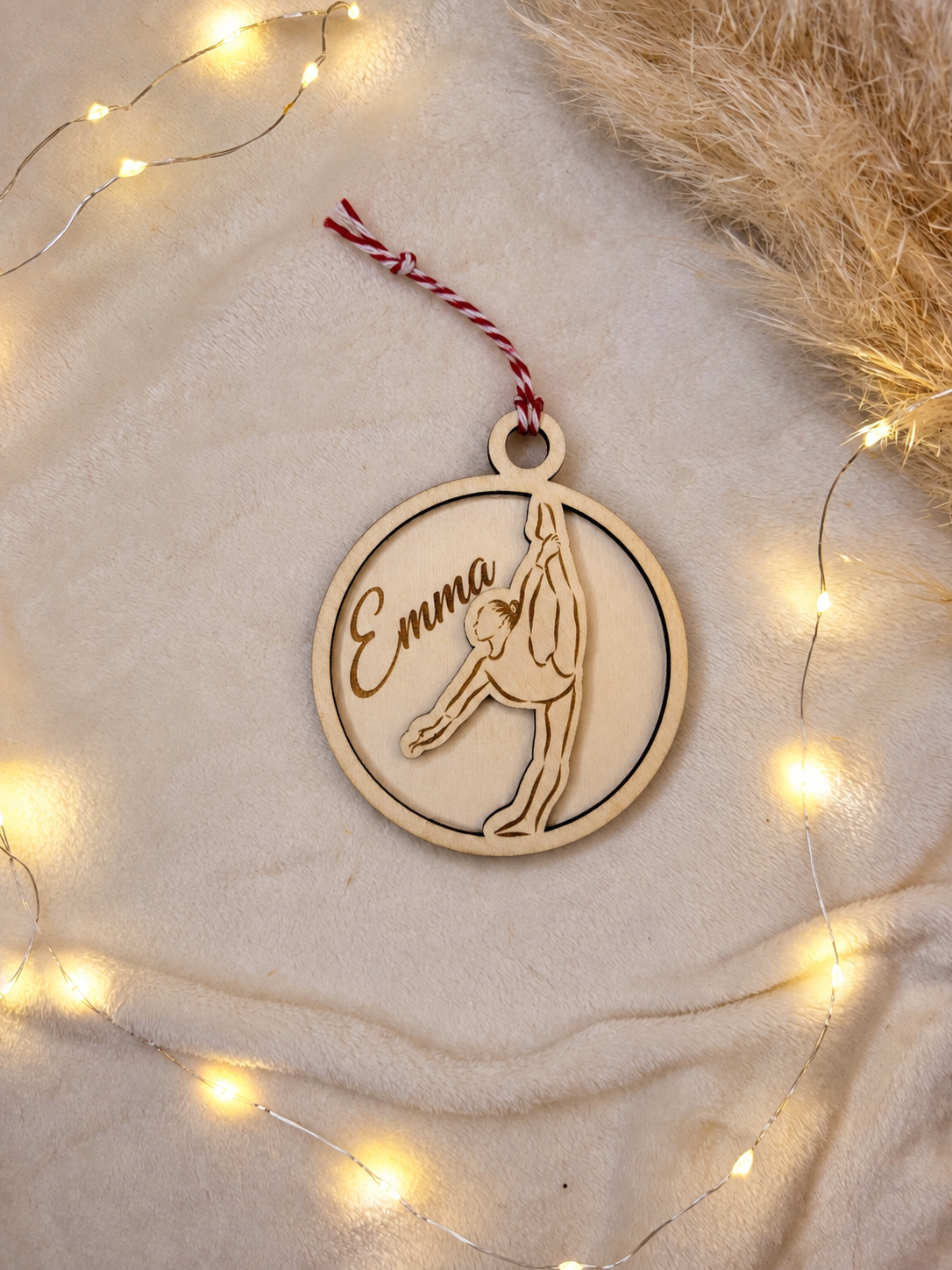 Boule de Noël personnalisée en bois thème gymnastique pour petite gymnaste