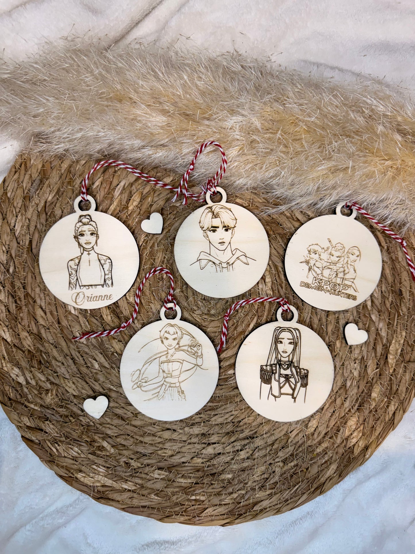 Ensemble de boules de Noël en bois personnalisées sur le thème K-pop, parfaites pour décorer le sapin avec les noms de ses idoles préférées.