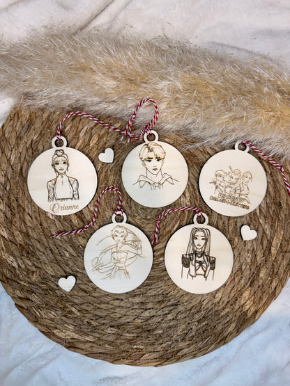 Ensemble de boules de Noël en bois personnalisées sur le thème K-pop, parfaites pour décorer le sapin avec les noms de ses idoles préférées.