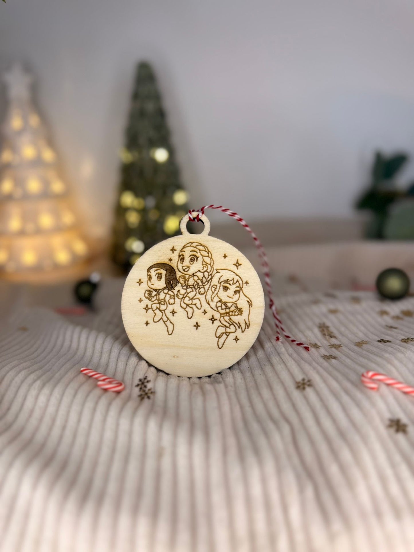 Boules de Noël en bois K-pop emballées dans une jolie boîte cadeau