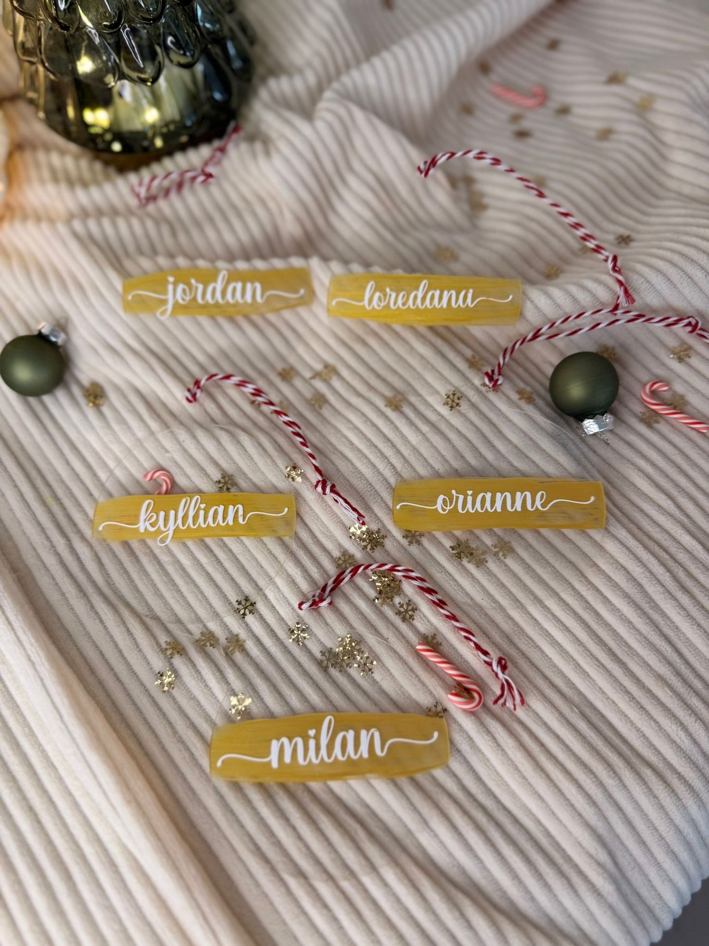 Ensemble de boules de Noël transparentes en acrylique personnalisées avec prénoms, parfaites pour une décoration moderne et élégante.