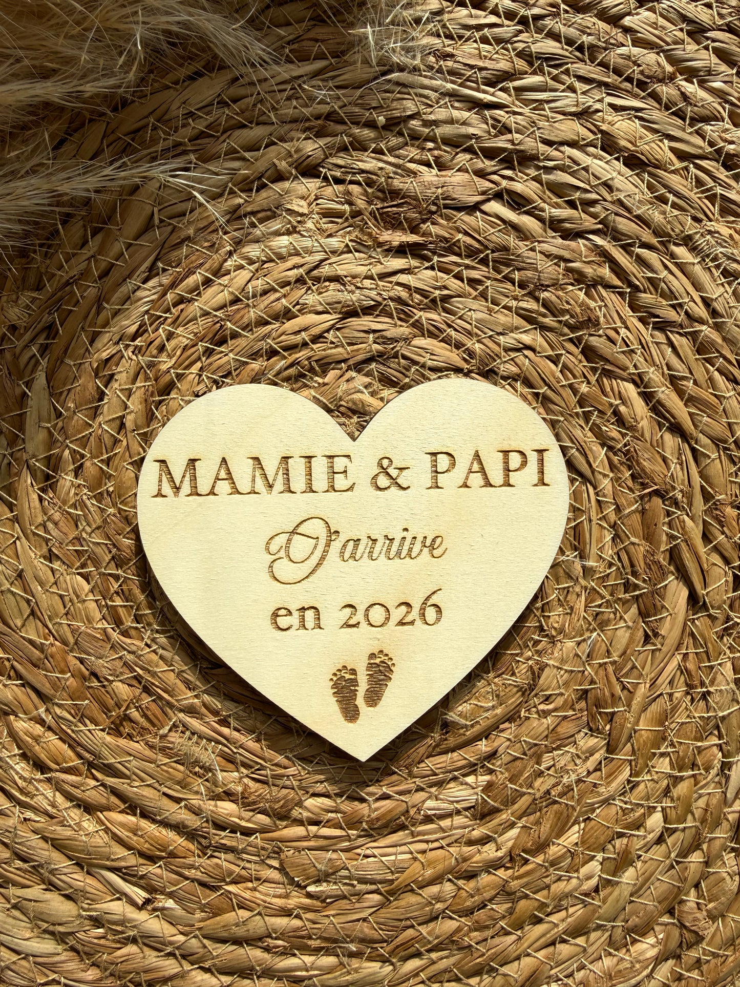 Carte de bienvenue personnalisée en forme de cœur posée dans une chambre d’enfant, idéale comme décoration ou souvenir de naissance.