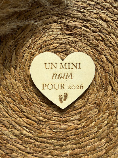 cartes de bienvenue en bois en forme de cœur, personnalisées avec prénom et date, parfaites pour un cadeau de naissance ou d’accueil.