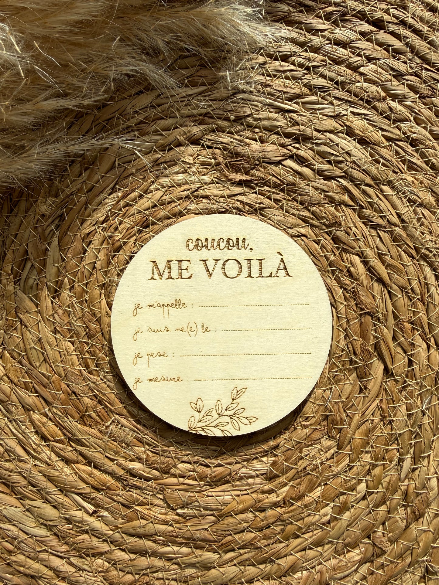 Carte de naissance en bois personnalisée avec le prénom du bébé, la date et le poids, gravée avec soin dans notre atelier artisanal.