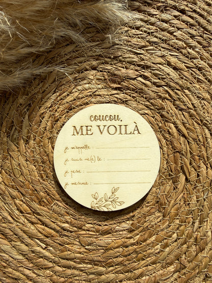 Carte de naissance en bois personnalisée avec le prénom du bébé, la date et le poids, gravée avec soin dans notre atelier artisanal.