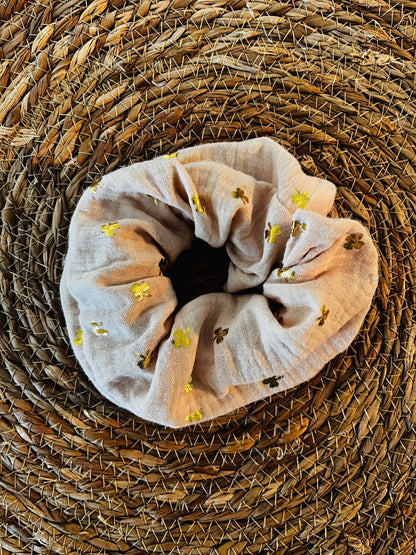 Chouchou d’allaitement fait main en tissu, idéal pour aider les mamans à suivre facilement les côtés d’allaitement.