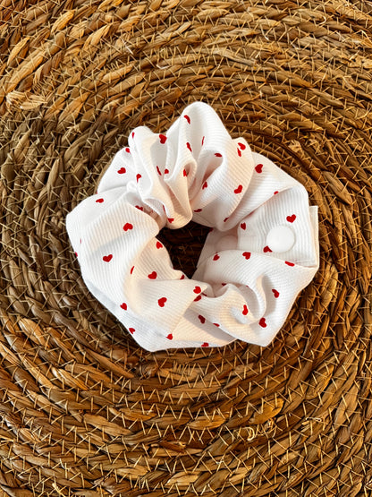 Chouchou d’allaitement cousu main, disponible dans différents tissus et motifs, pour accompagner les jeunes mamans.