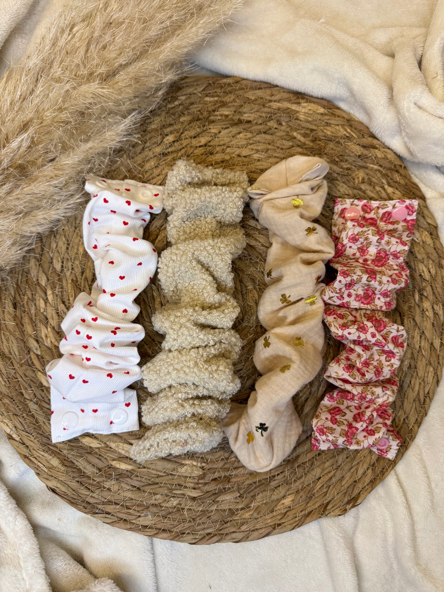 Chouchou d’allaitement fait main en tissu, idéal pour aider les mamans à suivre facilement les côtés d’allaitement.