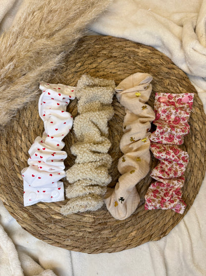 Chouchou d’allaitement fait main en tissu, idéal pour aider les mamans à suivre facilement les côtés d’allaitement.