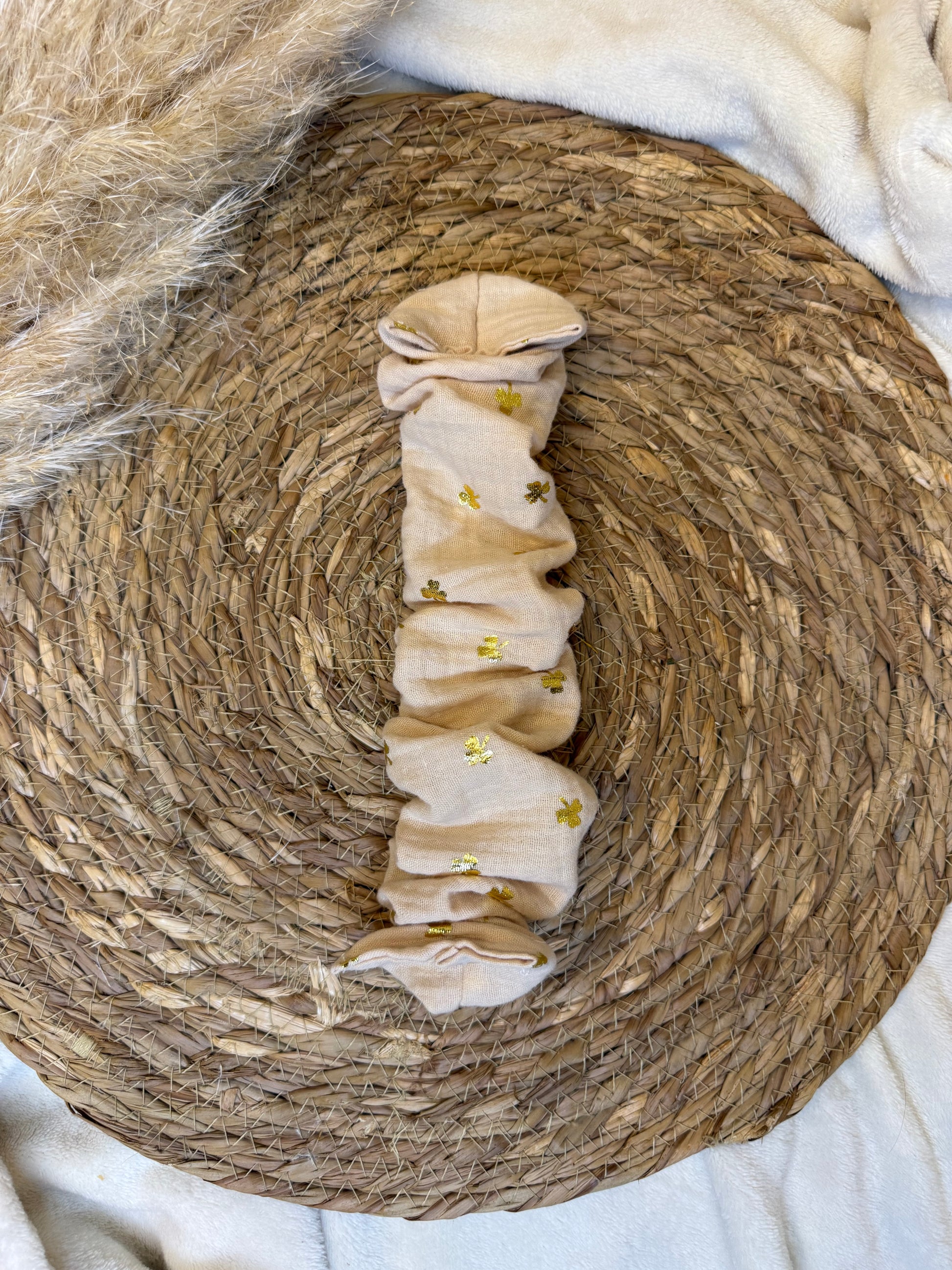 Chouchou d’allaitement en tissu doux cousu artisanalement, idéal pour tenir votre sweet.