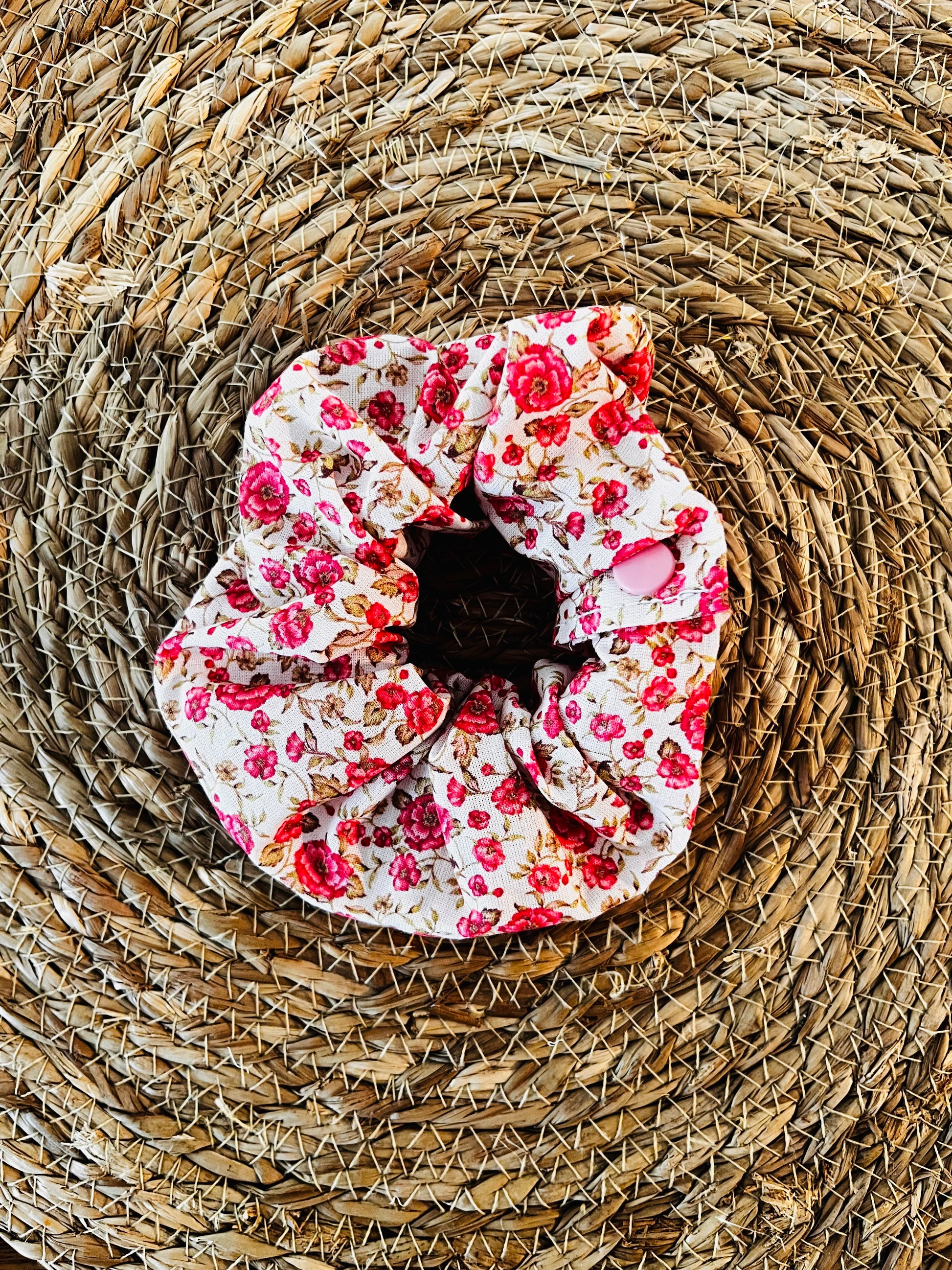 Chouchou en tissu fait main servant de repère pratique pour l’allaitement, disponible en plusieurs coloris.